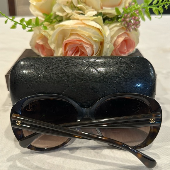 Authentic CHANEL sunglasses with case - Picture 1 of 13